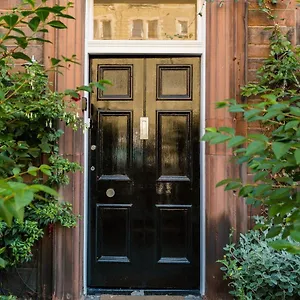 https://beautiful-traditional-2-bedroom-main-door-flat.edinburghhotelsuk.org