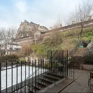 https://charming-1-bed-apartment-with-castle-view.edinburghhotelsuk.org